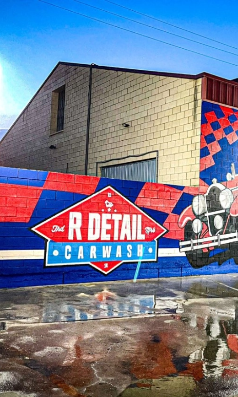 Zona de lavado para vehículos, galinera y punto de carga.